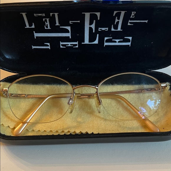 Vintage Elle Glossy Black Eyeglass case with glasses - Picture 5 of 5